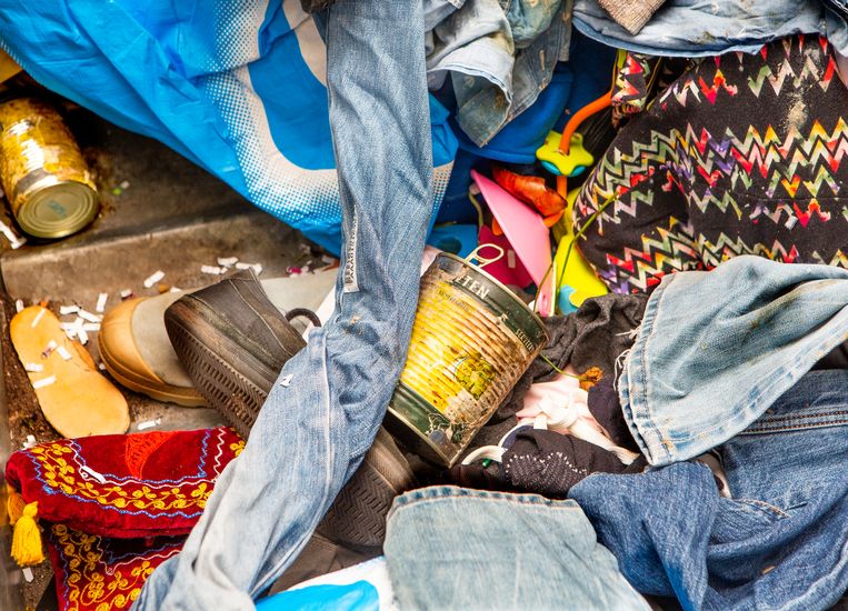 De kledingbakken van goede doelen zitten vol met huisvuil